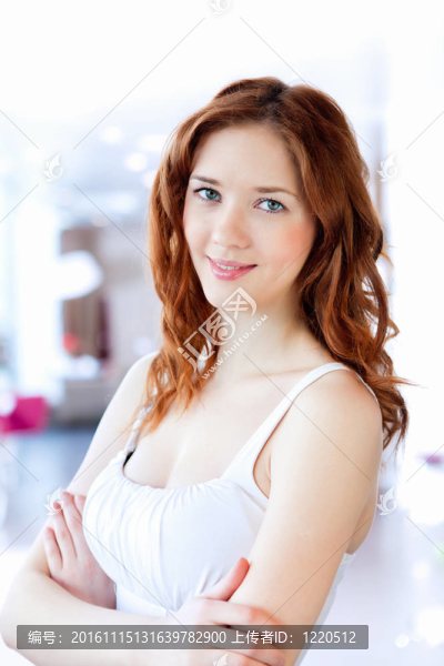 一個(gè)年輕漂亮的女人的肖像