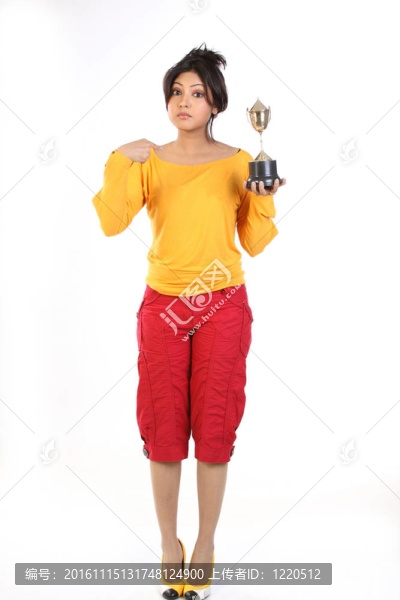 女子拿著金牌獎