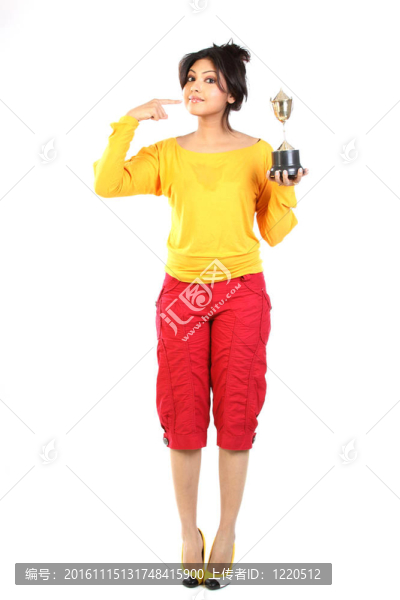 女子拿著金牌獎(jiǎng)