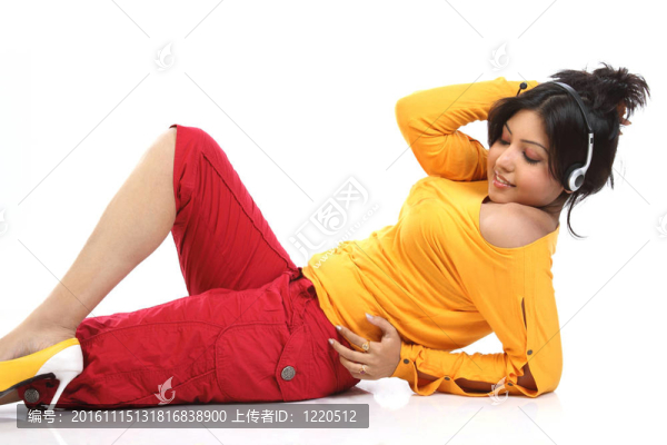 女人聽音樂