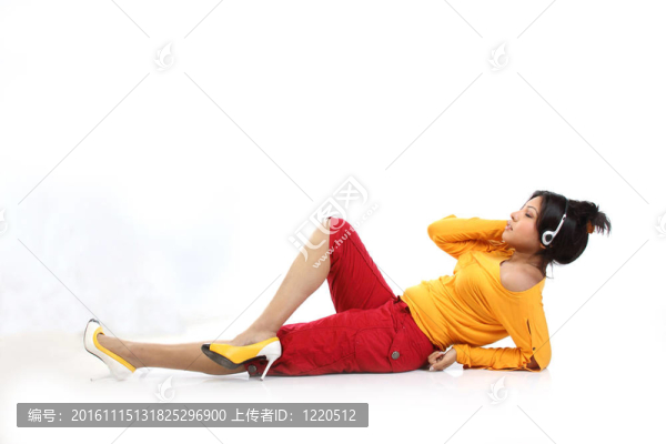 十幾歲的女孩帶著耳機(jī)