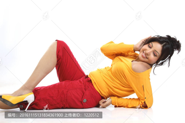 十幾歲的女孩帶著耳機(jī)