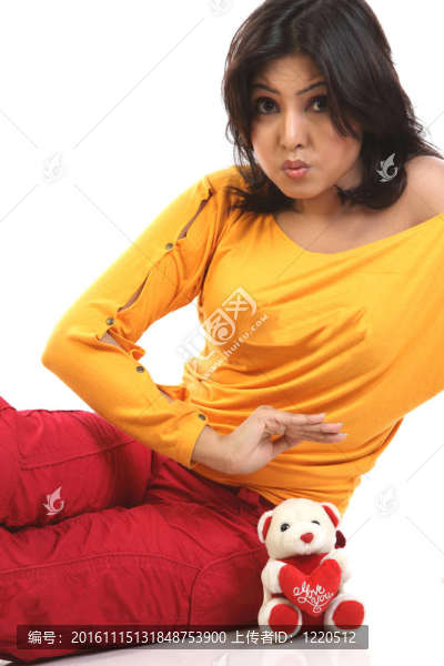 帶泰迪熊的女人