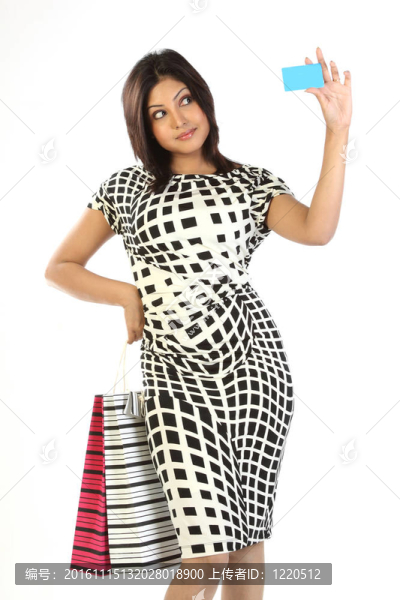 帶著袋子和信用卡的女人