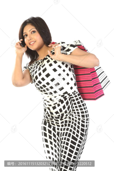 女孩在談?wù)撌謾C