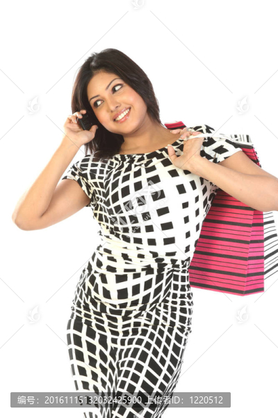 女孩在談?wù)撌謾C(jī)