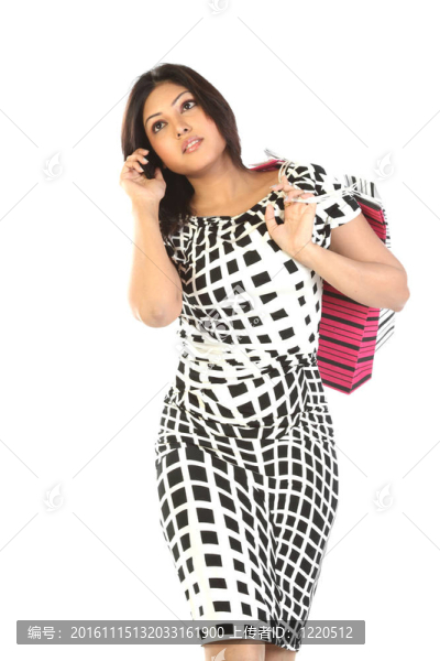 女孩在談?wù)撌謾C(jī)