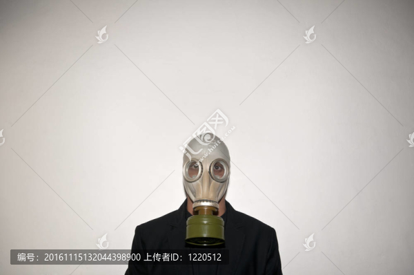 帶有黑色外套和防毒面具的人