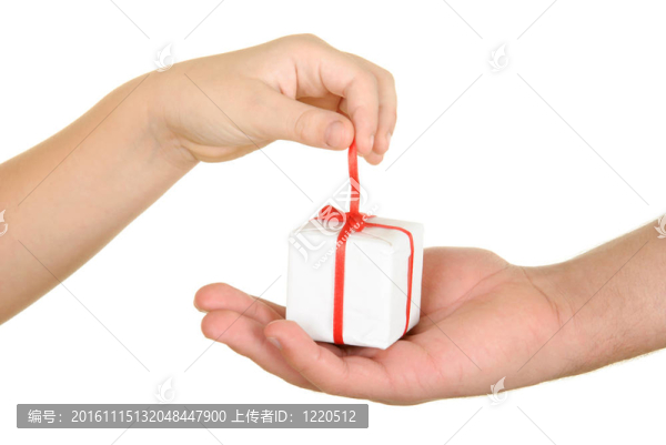 兩個手和盒子的禮物