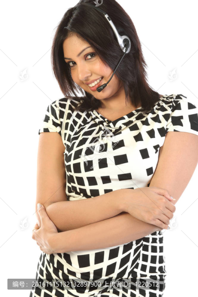 女人戴著耳機(jī)