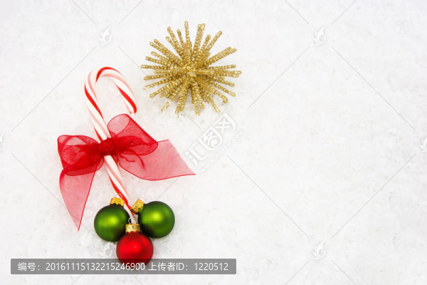 紅甘蔗；金綠色飾品