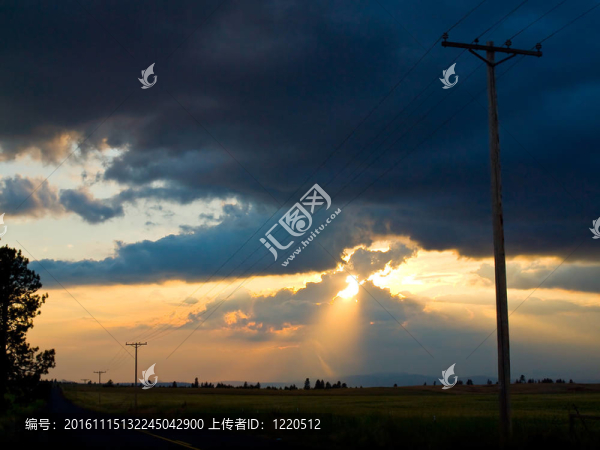 鄉(xiāng)間小路，夕陽落在玉米地后面