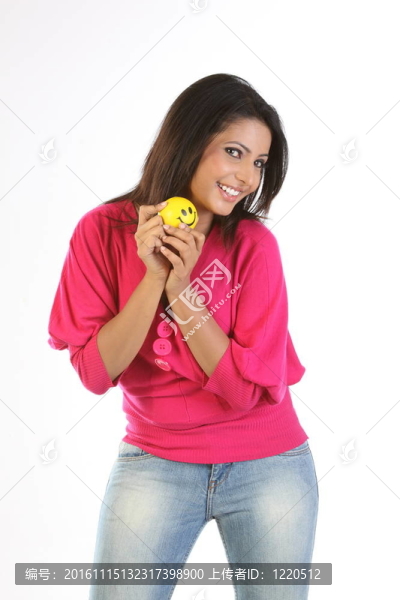 微笑球的印度女人
