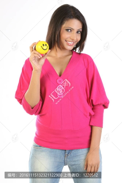 女子拿著黃色微笑球