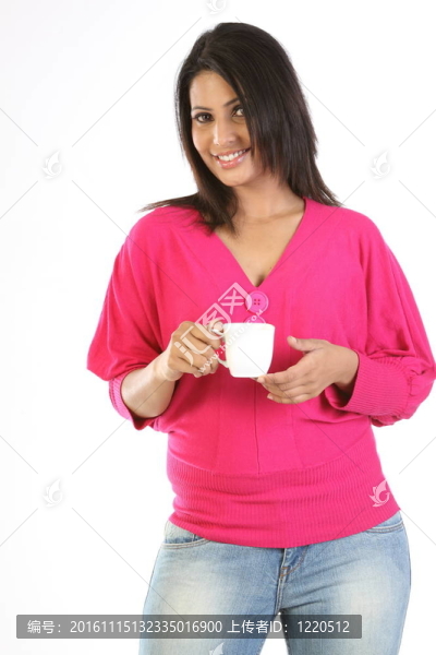 十幾歲的女孩拿著咖啡杯