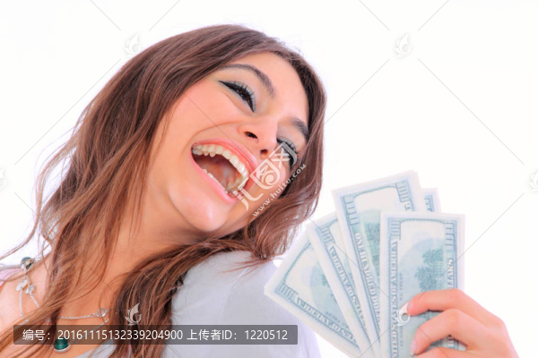 年輕的女士拿著現(xiàn)金和微笑