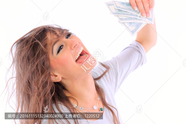 年輕的女士拿著現(xiàn)金和微笑