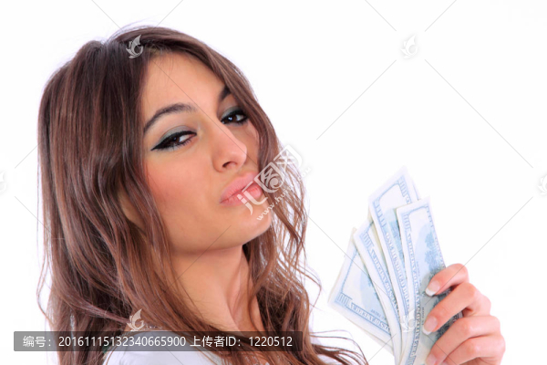 年輕的女士拿著現(xiàn)金和微笑