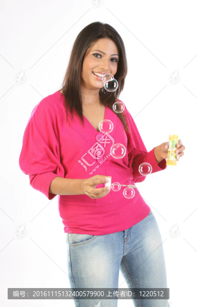 玩大肥皂泡的女孩