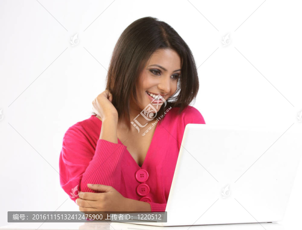 快樂的年輕女人使用筆記本電腦