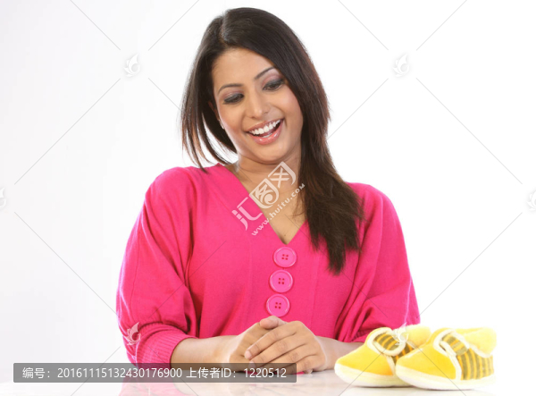 看小鞋的女人
