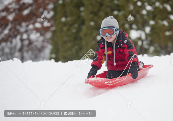 小男孩滑雪。