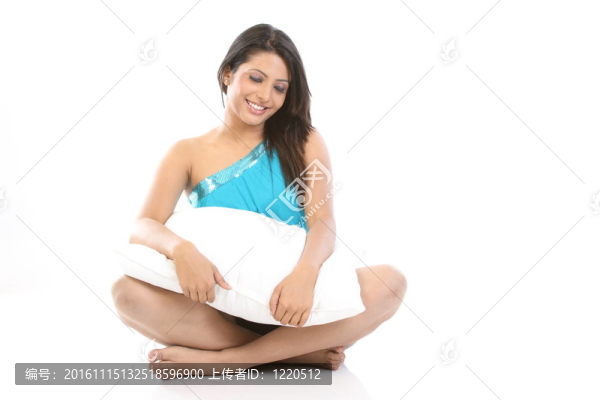 坐在枕頭上的女孩
