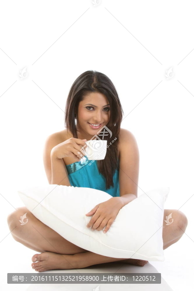 坐著喝咖啡的女人
