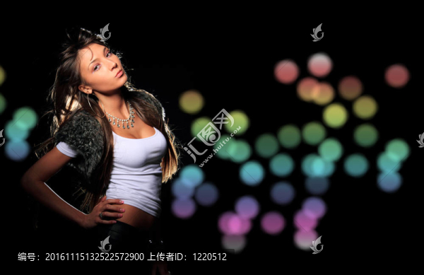 年輕的黑發(fā)女人在晚上