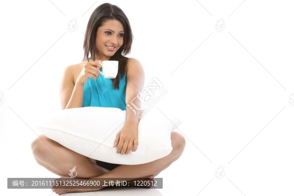 女子拿著一杯咖啡