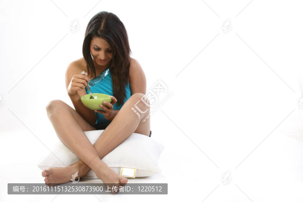 十幾歲的女孩吃了一碗早餐