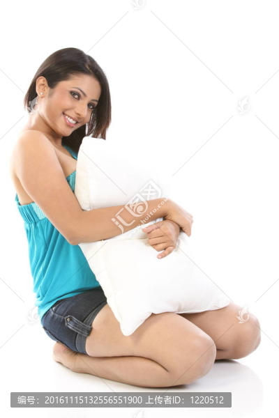 女人抱著柔軟的枕頭