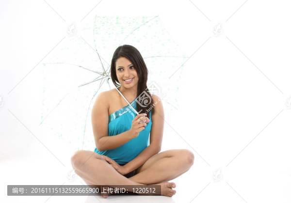 女子拿著雨傘