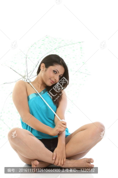 坐在傘上的女人