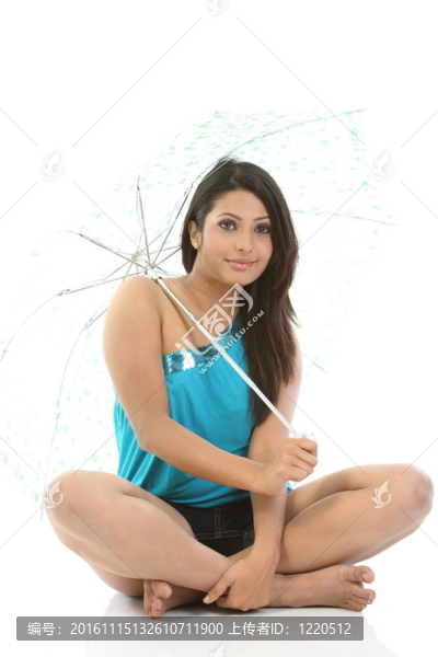 坐在傘上的女人