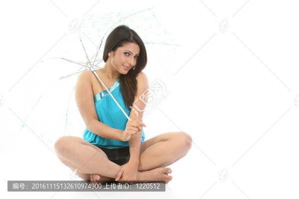 少女坐在傘上