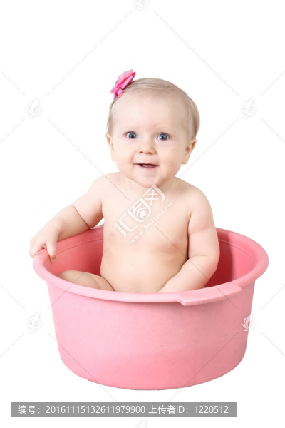 在粉紅色浴缸里洗澡的可愛的嬰兒