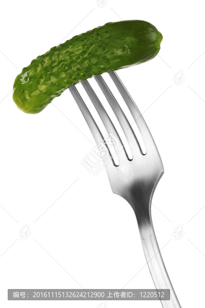 叉子上的腌黃瓜