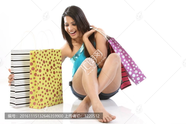 坐著購(gòu)物袋的女人