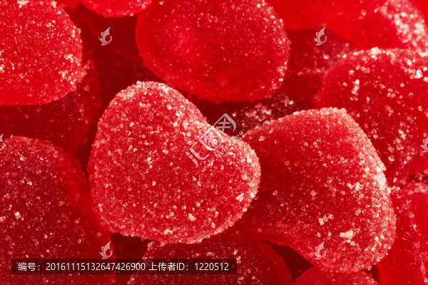 紅色水果糖果的心臟形式