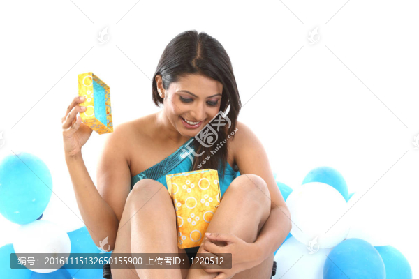 帶氣球開(kāi)口盒的女人