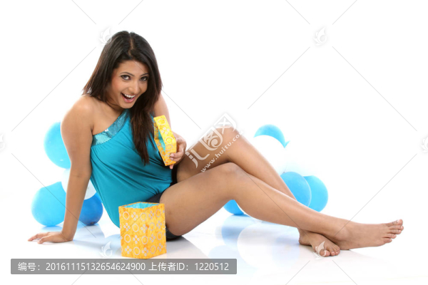帶氣球開口盒的女人