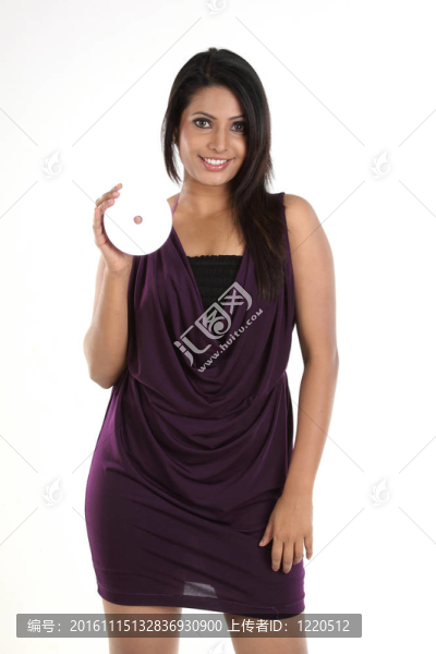 女子拿著CD