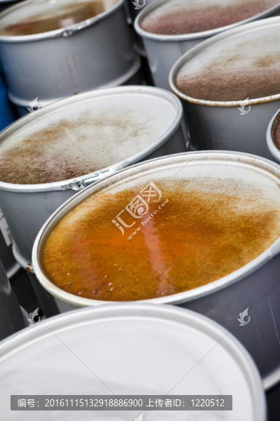 生銹的油桶