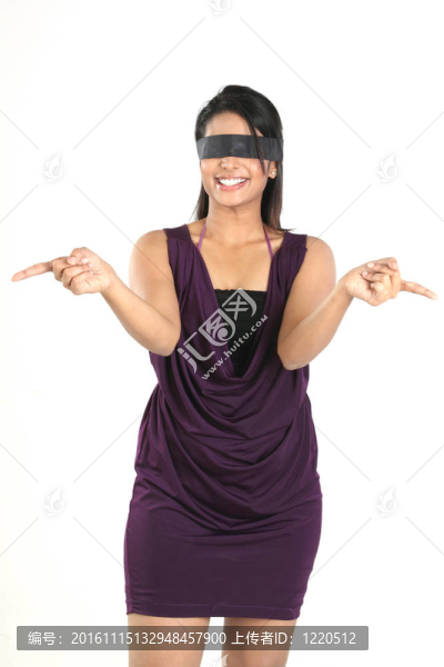 女人指著一個手指