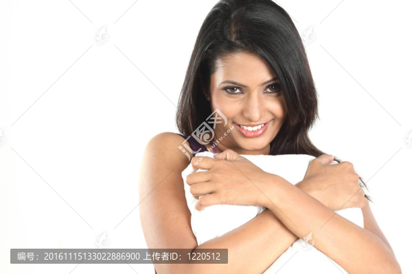 女孩擁抱白色枕頭
