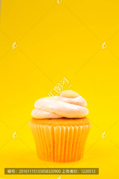 黃色背景的蛋糕-匯圖網(wǎng) www.fosd68.com 黃色背景的蛋糕
