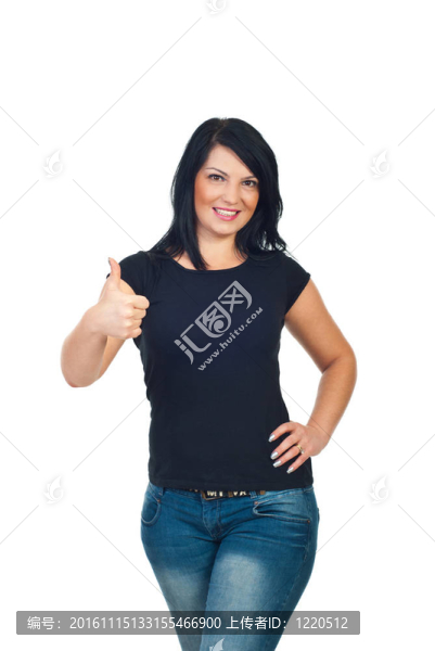 可愛的女人在空白的T恤上豎起大拇指