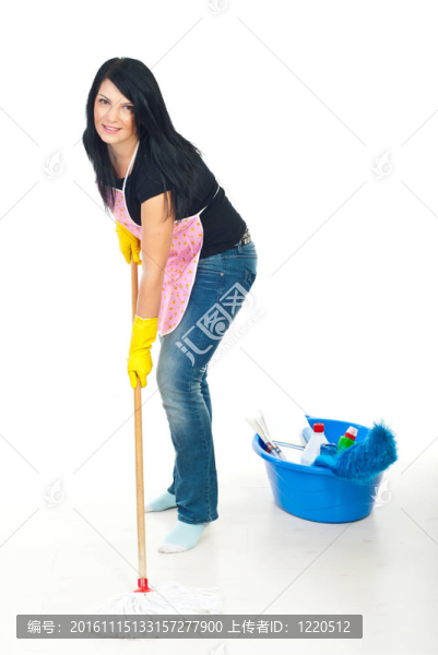 女人洗地板