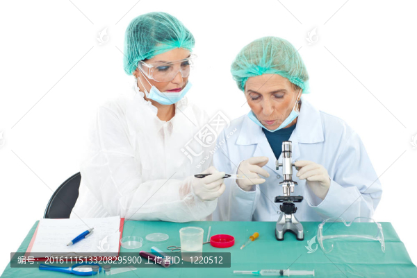 科學家女性使用顯微鏡